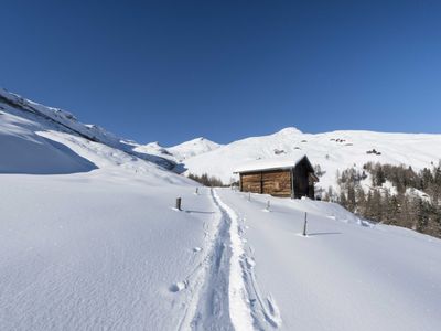 Schneeschuhtour in Richtung Maiensäss, bei der Abzweigung vom Winterwanderweg Dumagns