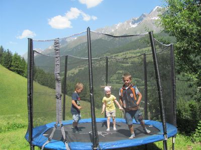 Die Kinder im Traampoline