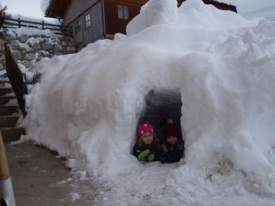 Kinder haben viel Spaß mit Schnee