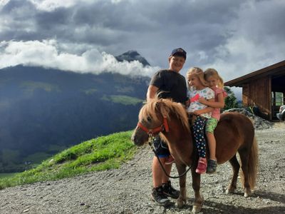 beim Pony reiten