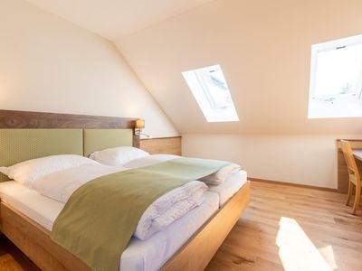 Schlafzimmer mit Bett 180x200cm, Smart TV, Schreibtisch und Kasten