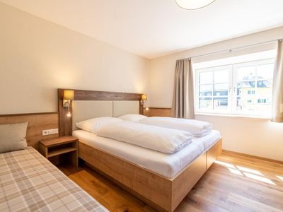 Top 1 - Zaunkönig - Schlafzimmer mit Bett 180x200 cm, Schreibtisch, Schrank und Smart TV