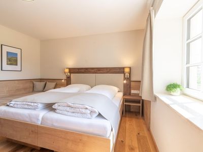 Top 1 - Zaunkönig - Schlafzimmer mit Bett 180x200 cm, Schreibtisch, Schrank und Smart TV