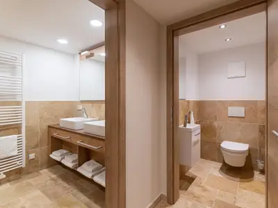 Bad und WC getrennt! Bad mit komfort Dusche, 2 Waschbecken, Haartrockner und Handtuchtrockner