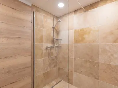 Top 1 - Zaunkönig, schöne große komfortable Dusche