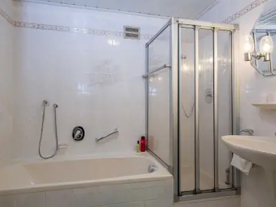 Badewanne und Dusche