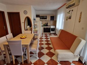 19121363-Ferienwohnung-6-Mavarstica-300x225-1