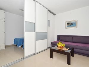 21666417-Ferienwohnung-4-Mavarstica-300x225-3