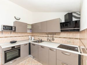 23928908-Ferienwohnung-4-Mavarstica-300x225-5