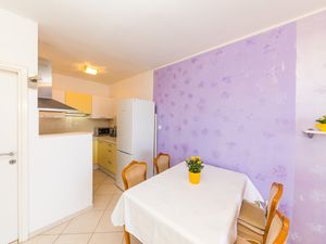 23928910-Ferienwohnung-4-Mavarstica-300x225-3