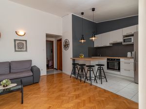 23932420-Ferienwohnung-4-Mavarstica-300x225-5