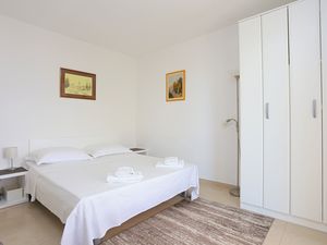 23933492-Ferienwohnung-2-Mavarstica-300x225-4