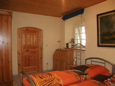 Schlafbereich. Schlafzimmer Richtung Tür