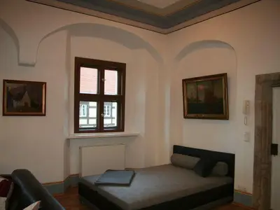 Polsterbett im Hauptraum