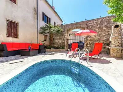 PoolOfHouse