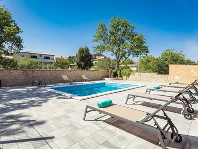 PoolOfHouse