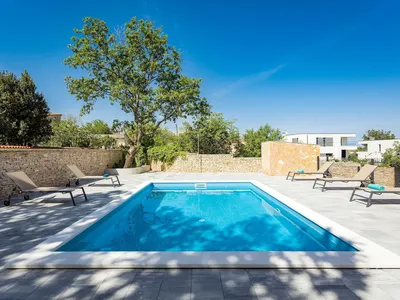PoolOfHouse