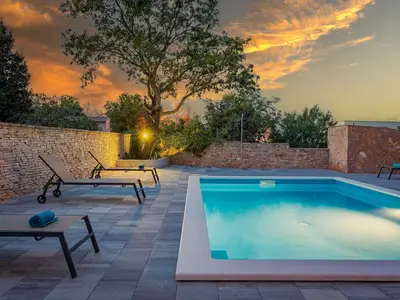 PoolOfHouse