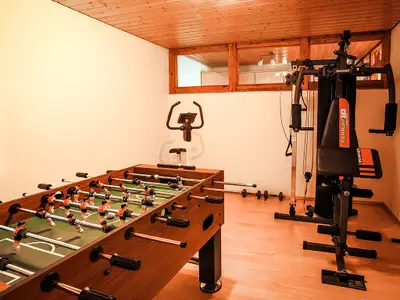 Fitnessraum und Kickertisch