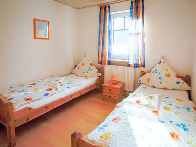 Schlafzimmer mit zwei Einzelbetten