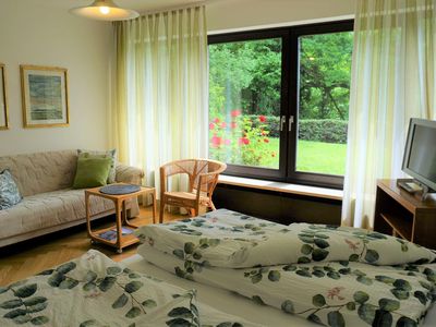 Gemütliches Wohn-/Schlafzimmer mit Blick in den Garten