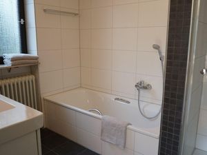 Badewanne und extra Dusche