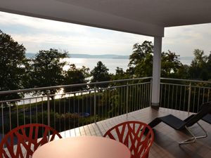 Großer Balkon mit Blick über den Bodensee