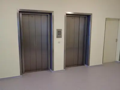 Aufzug/Lift in den 5. Stock