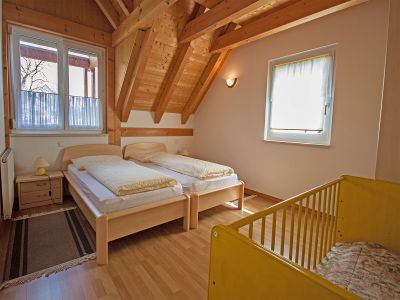 Schlafzimmer mit Kinderbett