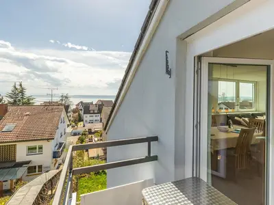 Balkon mit See- und Alpensicht