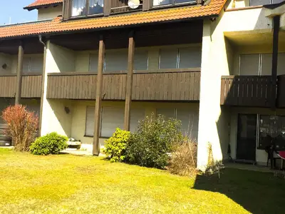 Außenansicht des Gebäudes. 1. Stock, der große Sonnenbalkon