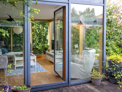 Wohnbereich mit Terrasse im Hintergrund