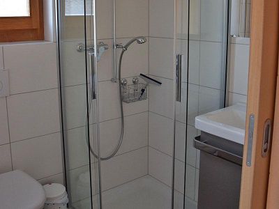 Bad mit Dusche, WC und Lavabo