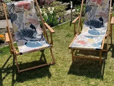 Entspannen im Garten, es stehen zwei Liegestühle zur freien Verfügung für die Gäste.