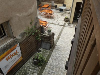 Blick vom Balkon in den Innenhof