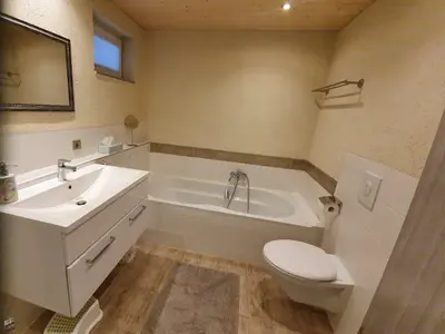 Badezimmer mit Badewanne und begehbarer Dusche