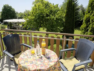 Blick vom Balkon in den Garten