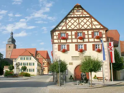 Marktplatz mit Rathaus und Krautbrunnen