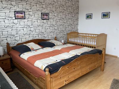 Schlafzimmer 1 mit Kinderbett