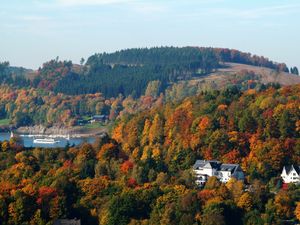 Außenansicht Hennedamm Hotel Herbst