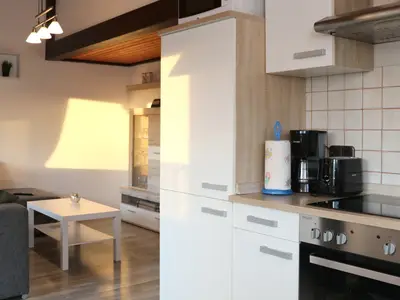 Küchenzeile / Wohnzimmer - Ferienhaus Henneseeblick