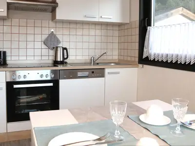 Küchenzeile und Essbereich - Ferienhaus Henneseeblick