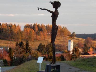 Skulptur blickt auf Meßstetten