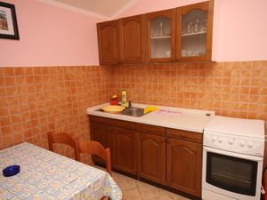 23929357-Ferienwohnung-4-Metajna-300x225-3