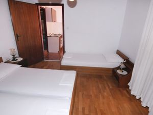 23929247-Ferienwohnung-4-Metajna-300x225-4