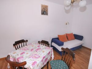 19125833-Ferienwohnung-4-Metajna-300x225-1