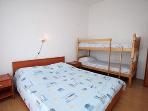 23929153-Ferienwohnung-4-Metajna-300x225-5