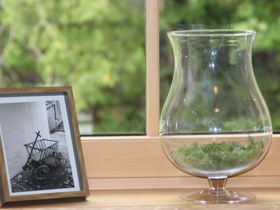 Schlafzimmer Galeriewohnung Wiesengrund mit Blick in den Garten