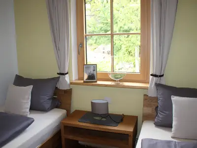 Schlafzimmer Galeriewohnung Wiesengrund mit Blick in den Garten