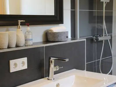 Badezimmer Galeriewohnung Wiesengrund mit Blick in den Garten